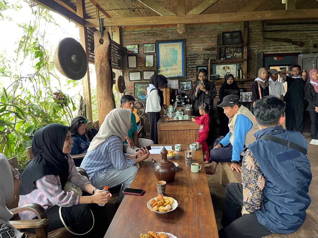 Sekelompok orang duduk bersama
