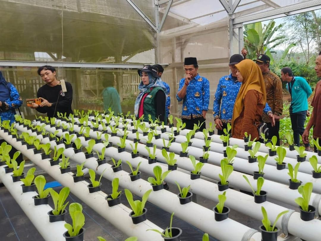 Sekelompok orang duduk bersama